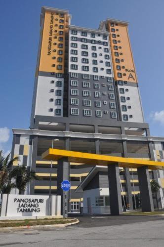Seaside Haven Homestay Seaview Unit With Pool Opposite Ktcc & Mayang Mall - Pangsapuri Ladang Tanjung 瓜拉丁加奴 外观 照片